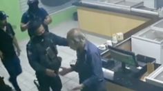 VIDEO | Un abuelito intenta robar una heladería y una empleada lo deja encerrado en el local