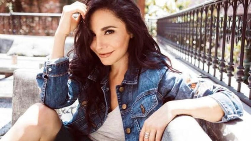 De espaldas, Martha Higareda presume cuerpazo en revelador traje de baño