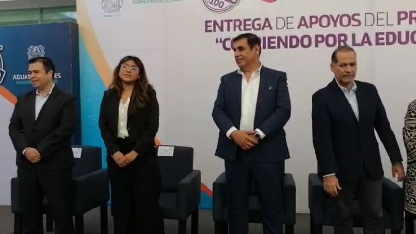 Reciben alumnos apoyos del gobernador para continuar con sus estudios