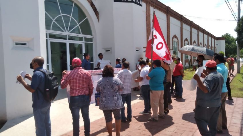 Oaxaca: Militantes de diversas expresiones políticas protestan en instalaciones de la Zona Militar 46 en Ixtepec