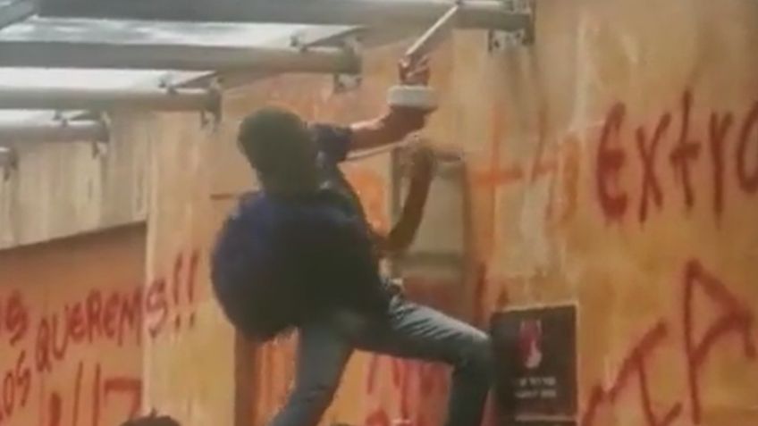 Encapuchados vandalizan la Embajada de Israel durante protesta por el caso Ayotzinapa