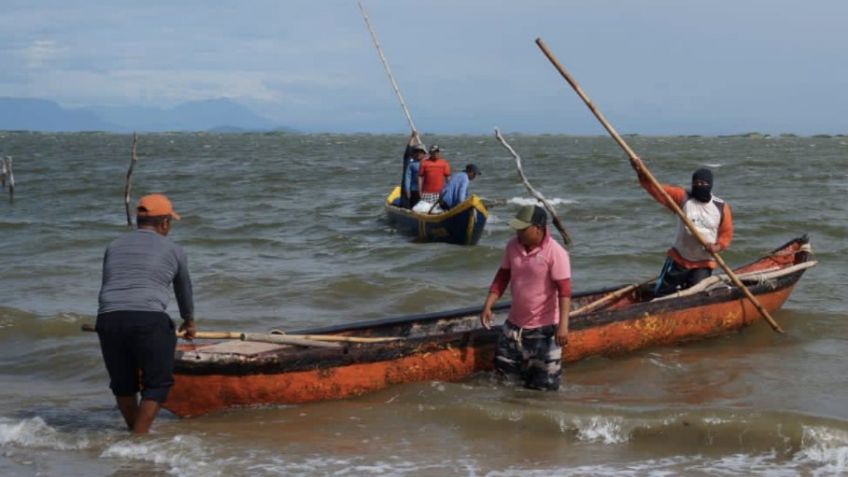 Indígenas Ikots realizan competencia de cayucos en Oaxaca