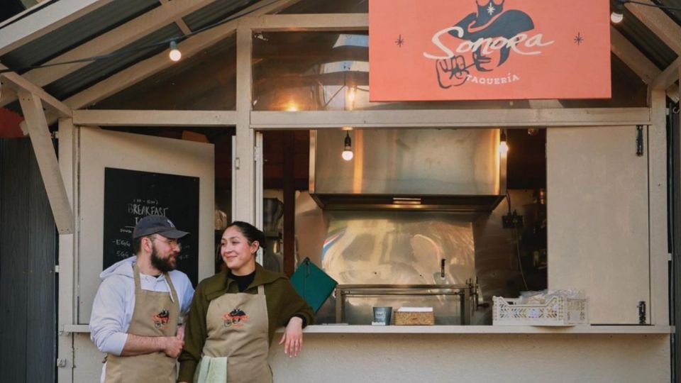 El pequeño negocio de comida mexicana abrió en 2020 en un parque público de Londres. FOTO: IG / @sonora.ldn