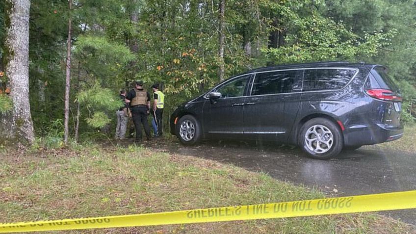 Una mujer fue encontrada sin ropa y agarrada de un árbol en una zanja, hay un misterio previo a su muerte