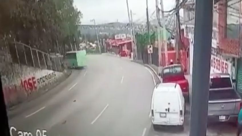 Accidente México-Cuernavaca: VIDEO muestra el momento exacto en que un camión de pasajeros pierde el control y se estrella