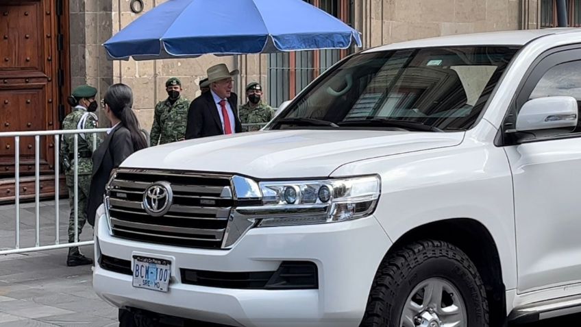 Ken Salazar realiza una misteriosa visita a Palacio Nacional, se niega a hablar de su encomienda