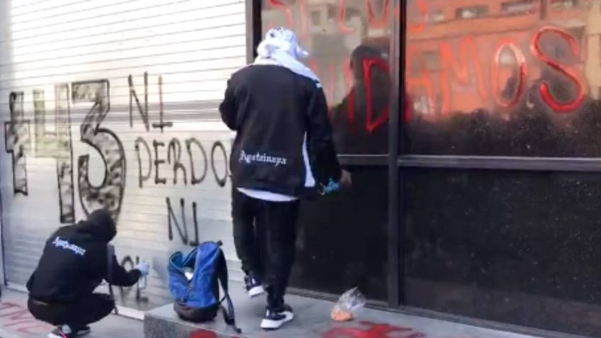 Caso Ayotzinapa: Manifestantes y policías se enfrentan afuera del edificio de la FGR