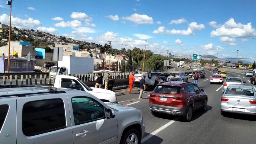 Volcadura en autopista México-Pachuca: un conductor perdió el control y se estrelló contra 2 carros