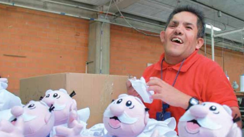 Los muñecos del Dr. Simi son fabricados por personas con discapacidad en Puebla