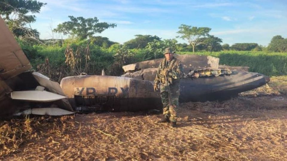 Los militares presumieron derribar el avión supuestamente usado por narcos.