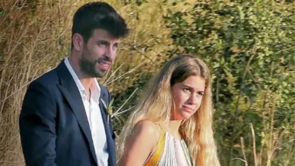 Clara Chía y Piqué entre besos en el aeropuerto