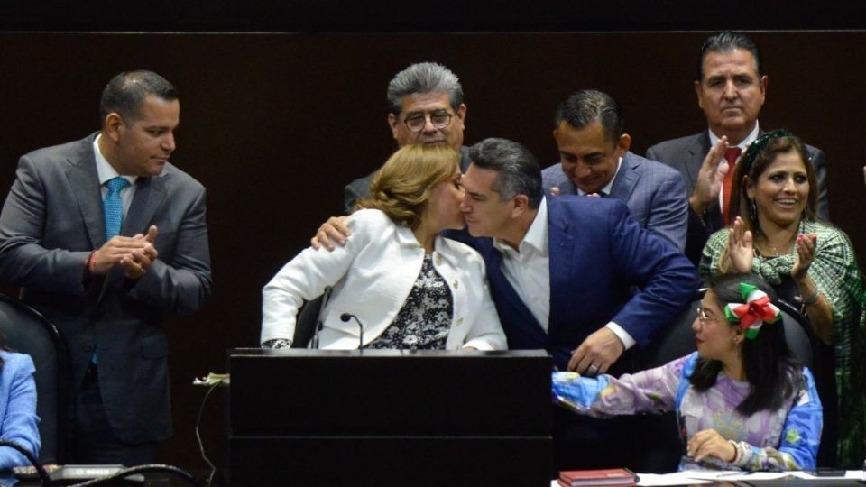 Moreno la felicitó luego de que defendiera en tribuna su iniciativa en la que se propuso extender el uso del Ejército y Fuerzas Armadas
Créditos: Especial