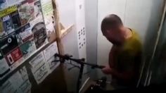 VIDEO | Un patín eléctrico explotó en un elevador: su dueño resultó con quemaduras de tercer grado