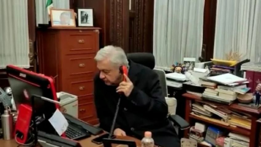 AMLO responde a las críticas por un escritorio desordenado: "La prioridad es informar"