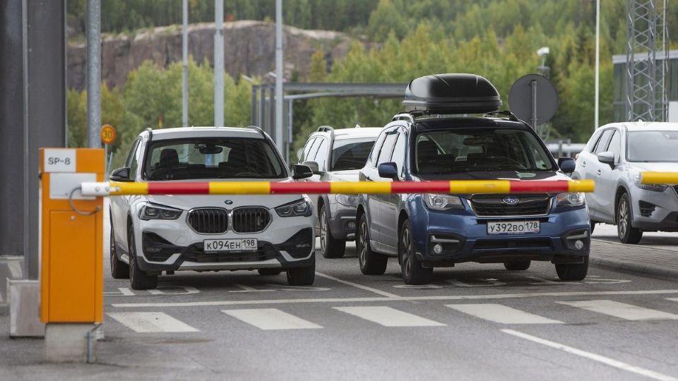 ÉXODO. Automóviles con matrículas rusas esperaban para cruzar en la frontera de Nuijama entre Finlandia y Rusia