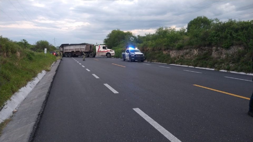 Con un trailer y ponchallantas bloquearon la vía