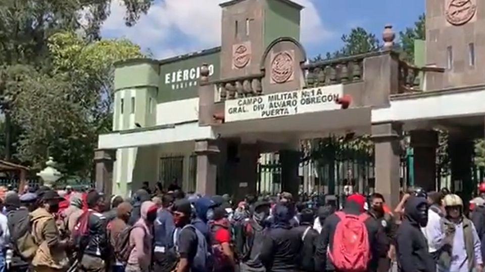 Los manifestantes se ubican al frente del Campo Militar 1.