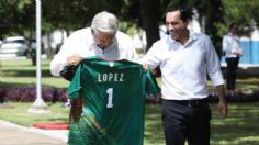 Mauricio Vila le regala a AMLO una jersey de los Leones de Yucatán