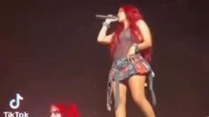 Karol G vuelve a caerse de las escaleras durante concierto en Miami