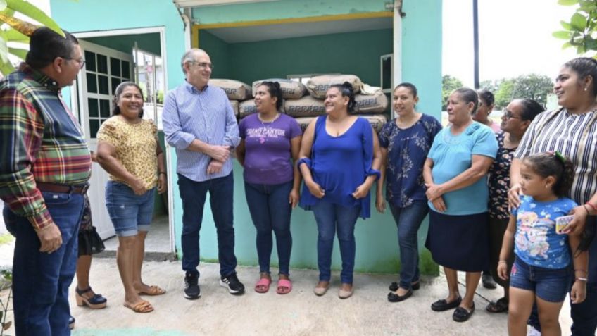 Julen Rementería entrega apoyos a más de 60 familias de localidades de Veracruz