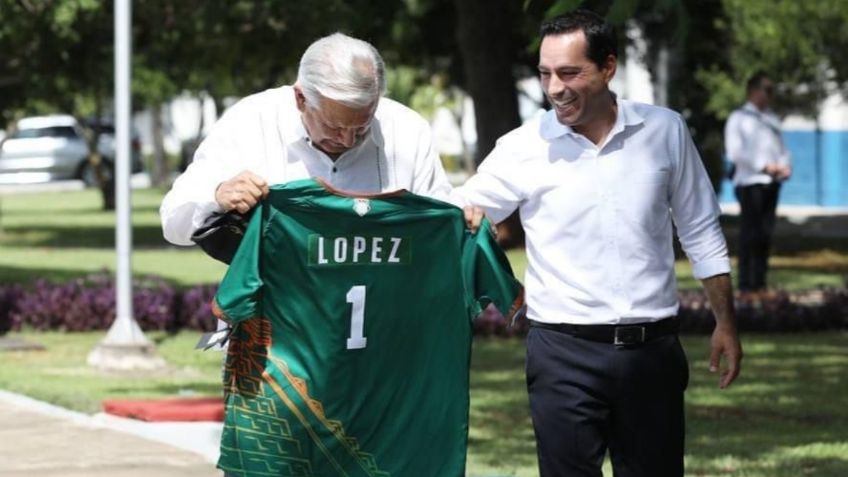 Mauricio Vila le regala a AMLO una jersey de los Leones de Yucatán