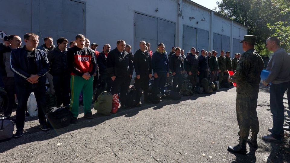 Soldados rusos siguen reclutando a civiles para ir a la guerra en Ucrania