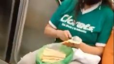 En un vagón del Metro CDMX, una señora cocina tacos de papa | VIDEO