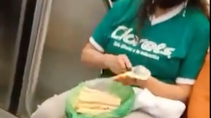 En un vagón del Metro CDMX, una señora cocina tacos de papa | VIDEO