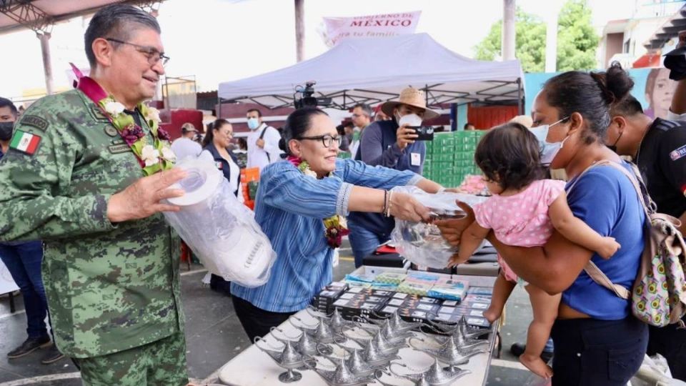 Las autoridades de seguridad participan en el Tianguis del Bienestar.