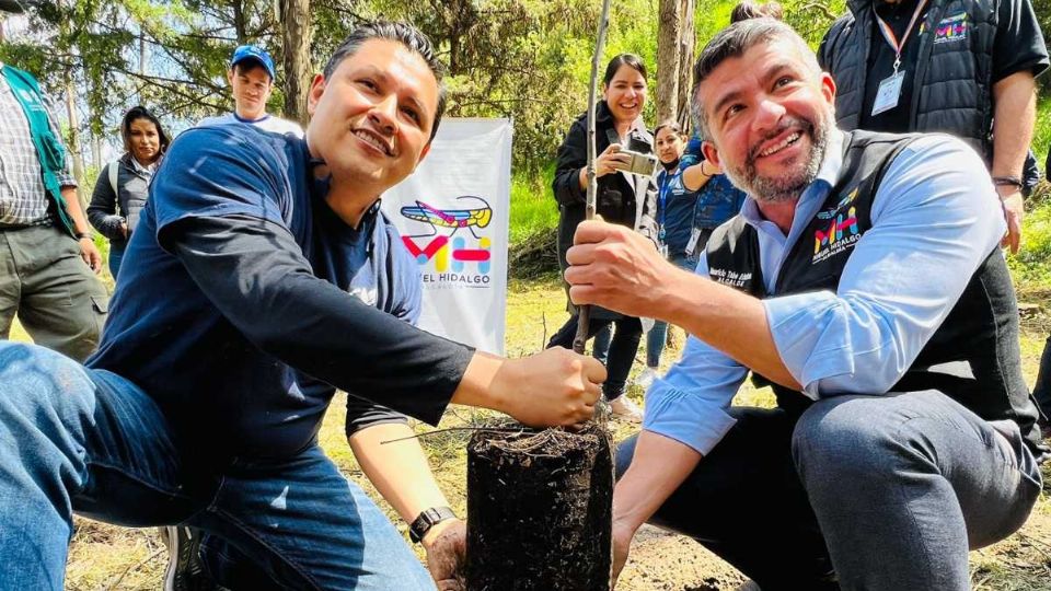 El alcalde participó en la reforestación junto a varios voluntarios