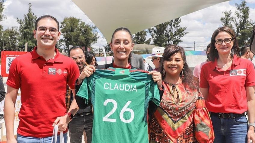 Claudia Sheinbaum se pintaría un mechón rosa por la Selección Mexicana