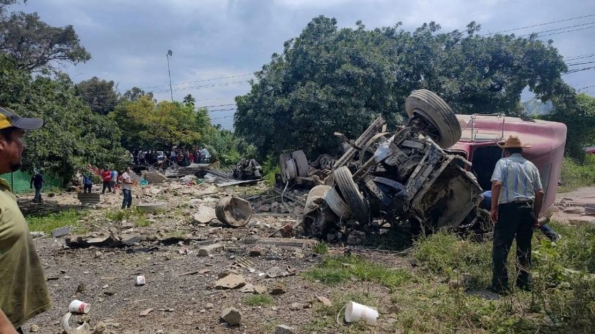 Tragedia en Yecapixtla: Un tráiler sin frenos choca contra un auto, habría 2 muertos