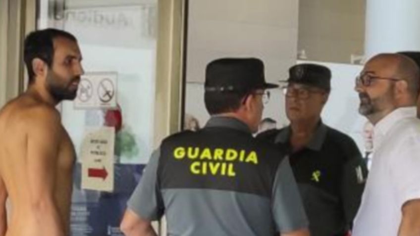 Hombre intenta entrar sin ropa a un juzgado para asistir a un juicio por exhibicionismo