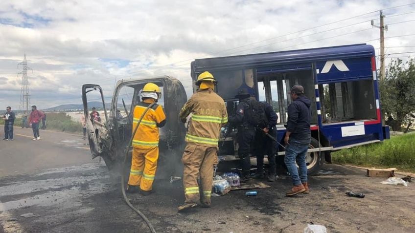 Normalistas incendian vehículos de carga en carretera de Michoacán