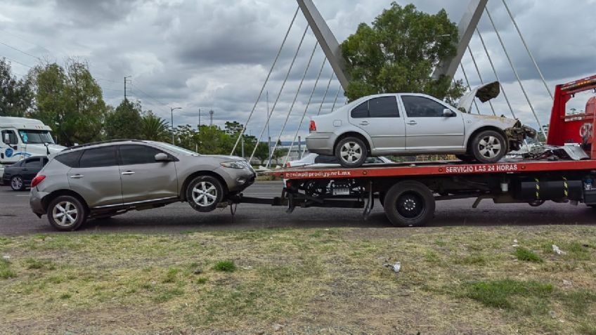 Choque entre dos autos desquicia la 45 norte