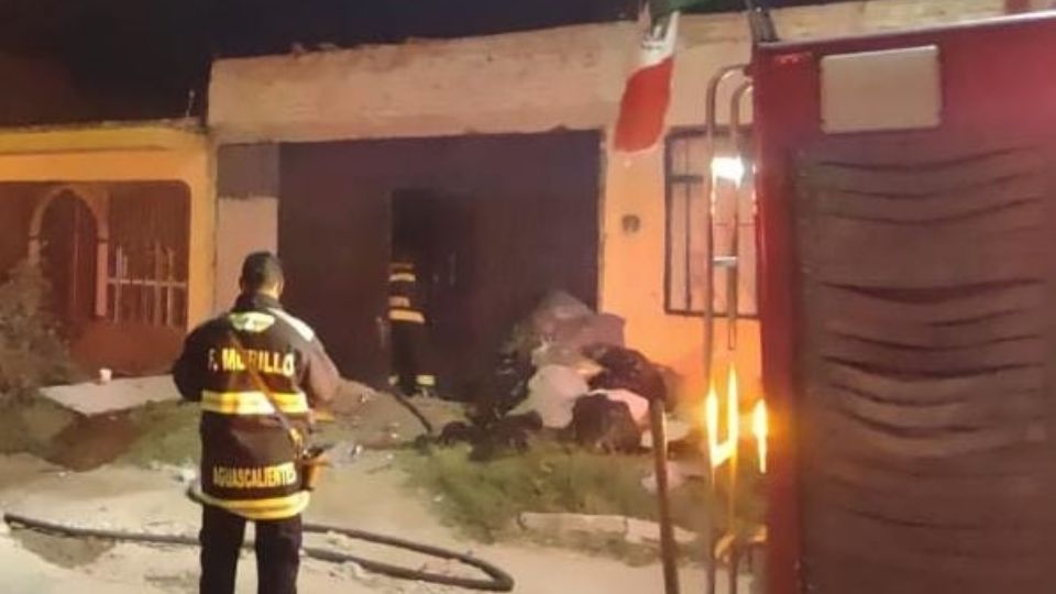 El colonia El Riego se llevó a cabo un incendio a consecuencia de la acumulación de basura en un inmueble