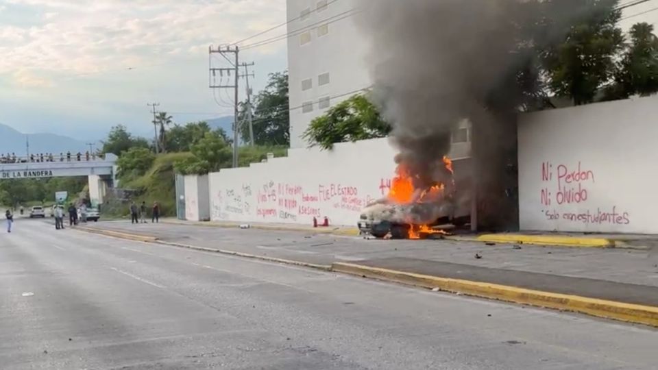 Los inconformes incendiaron vehículos, lanzaron cohetones, piedras y palos