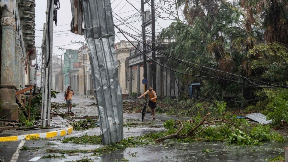 Líneas eléctricas caídas, metal y ramas de árboles ensuciaban las calles de Pinar del Río