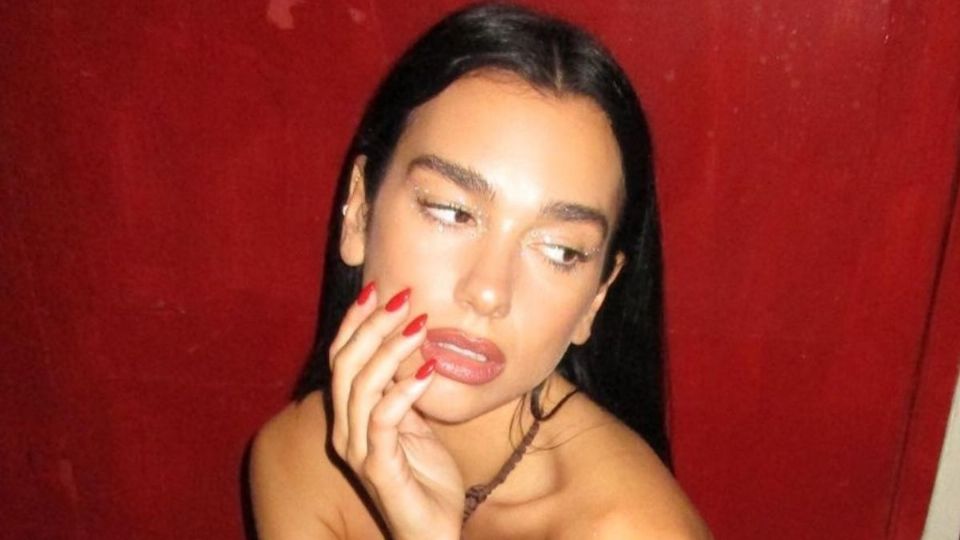 Dua Lipa posando. Fuente: Instagram Dua Lipa