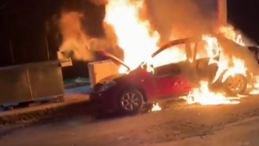 Se incendia un auto sobre Periférico Sur por una presunta falla mecánica