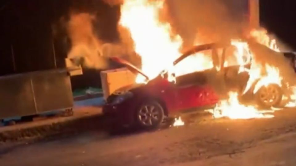 Una falla mecánica provocó que el auto ardiera en llamas.