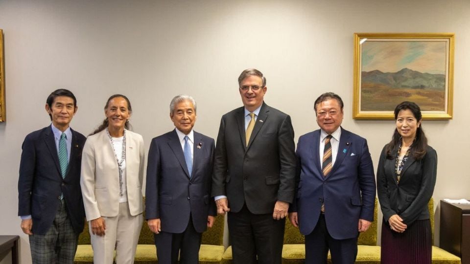 Ebrard también visitó el mural “El mito del mañana” del artista Taro Okamoto.