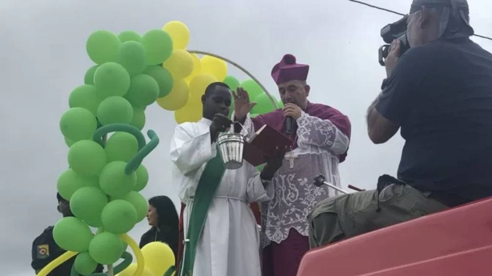 El obispo realizando el exorcismo de la ciudad.