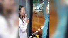 VIDEO | ¿Novio tóxico? Joven se cuelga de un autobús para seguir a su novia tras revisarle el celular