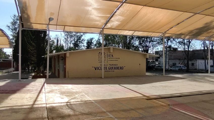 Abunda materia fecal en baños de escuela por coladera tapada