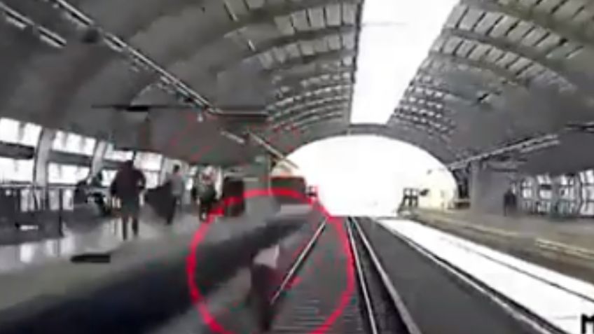 VIDEO | Se salvó de milagro: un hombre fue embestido por un tren sin sufrir rasguño alguno