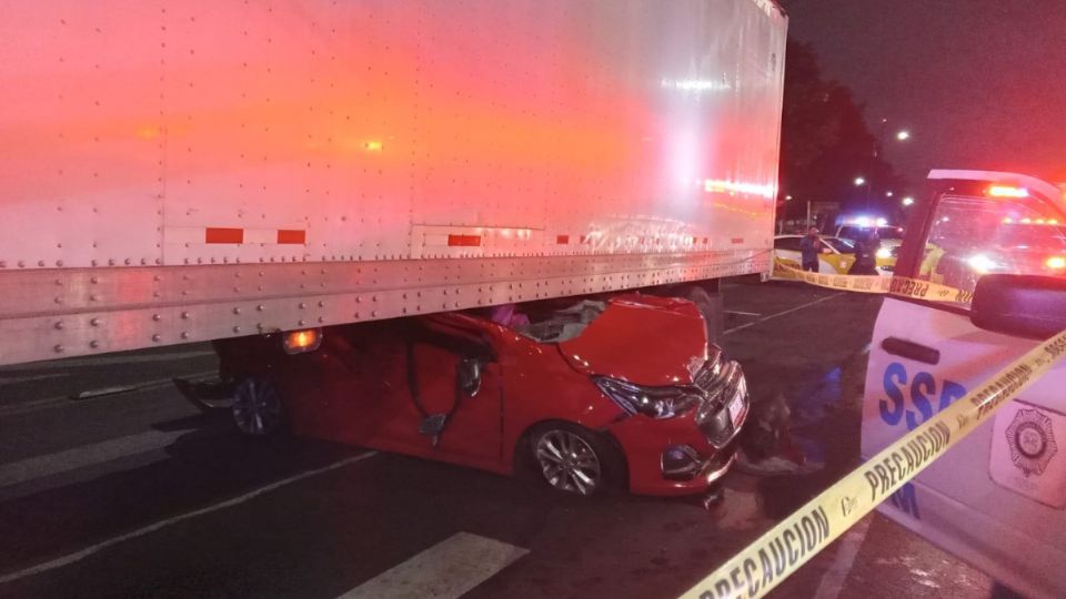 El tráiler embistió la unidad y la arrastró sobre el Eje 3 Sur.