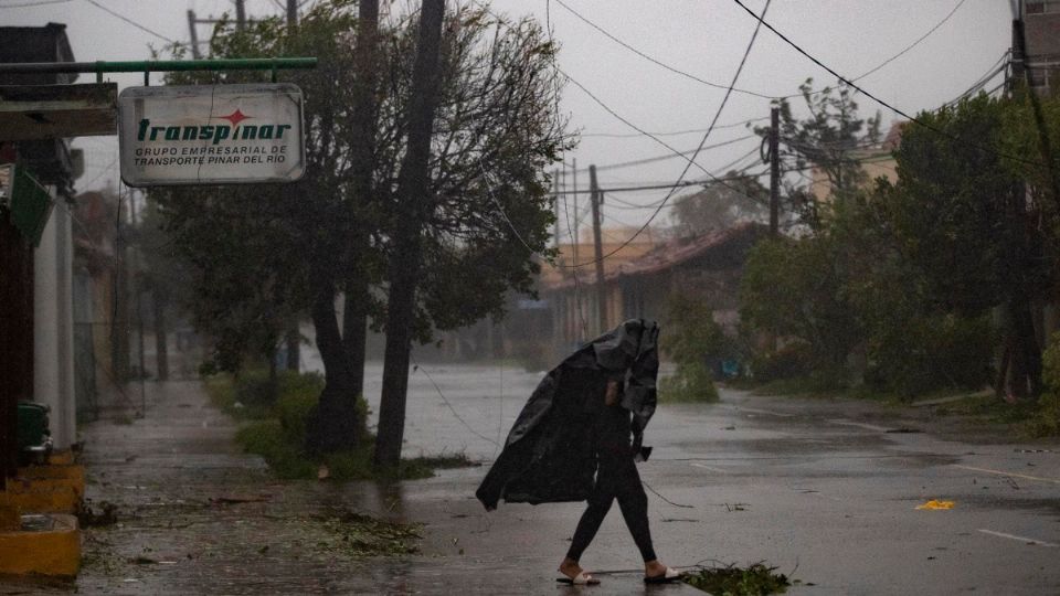 El huracán 'Ian', que aumentó a categoría 4, se dirige a Florida