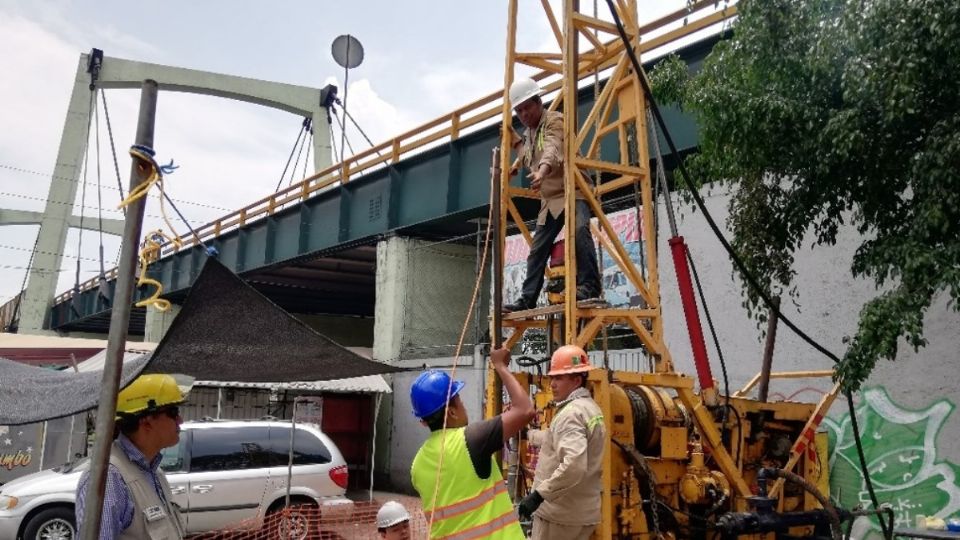 Miembros de la Sobse reparando un puente vehicular en Iztapalapa