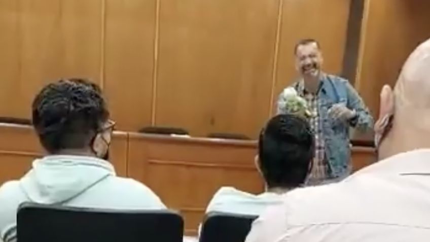 Estudiantes arrojan un "Dr. Simi" a su profesor y lo conmueven | VIDEO